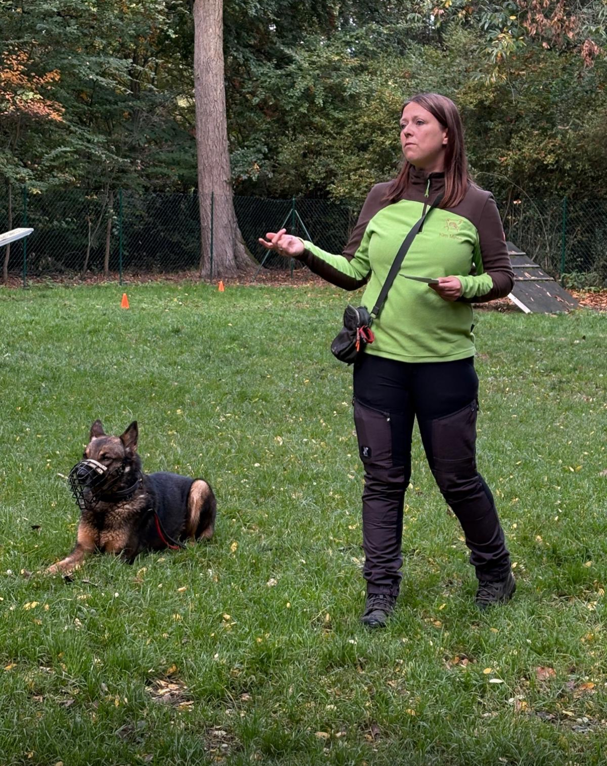 Kim Mines bei der Hundeverhaltensberatung im Freien